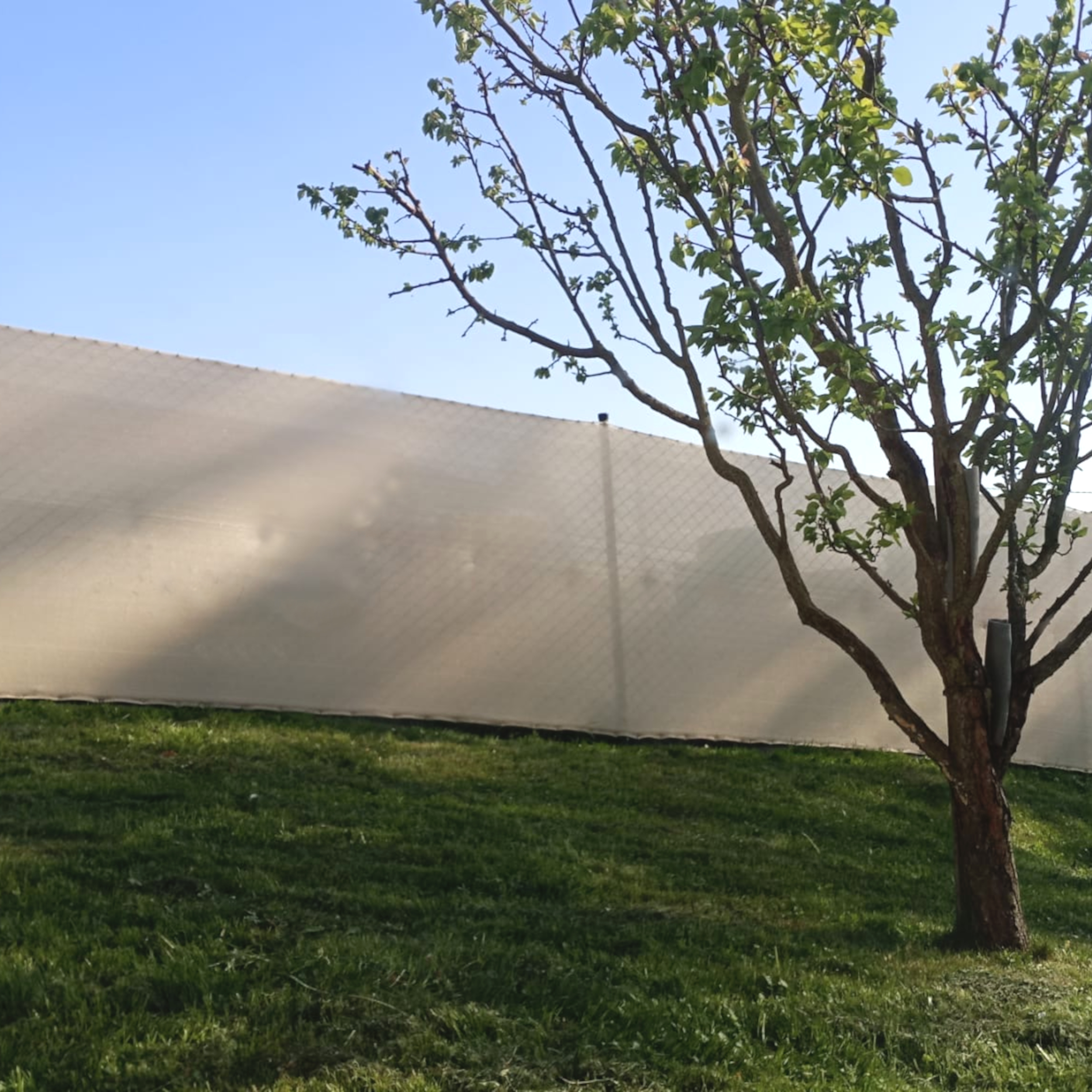 TOPTRADE stínící síť písková 1,5 × 50 m, 150 g/m²
