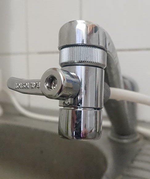 Levně PŘEPÍNAČ NA KONEC VODOVODNÍHO RAMÍNKA (Přepínač pro filtr Dionela se instaluje na konec vodovodního ramínka místo perlátoru. Má-li vodovodní ramínko závit vnější, přepínač se našroubuje přímo, má-li ramínko závit vnitřní, je potřeba dokoupit redukci.)